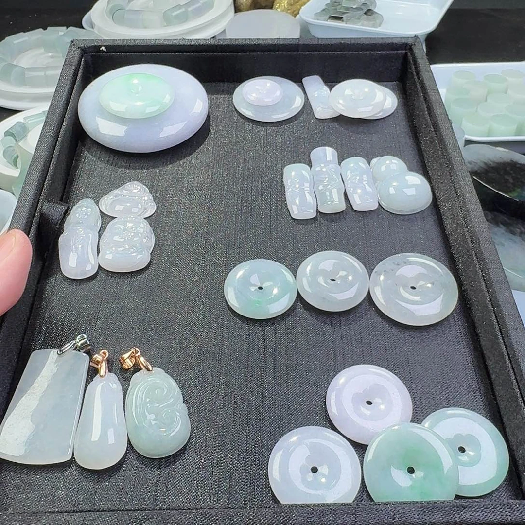 翡翠未镶嵌颈饰一组
