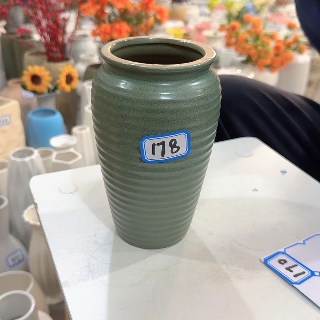 178号陶瓷高17厘米微瑕一个