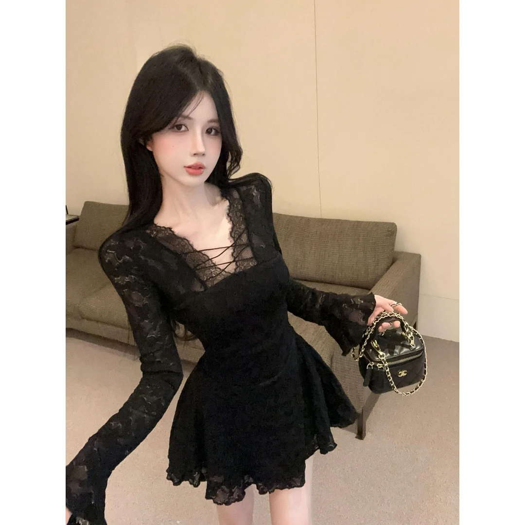 纯欲性感V领蕾丝拼接长袖连衣裙女秋冬季新款高级感修身显瘦A字裙