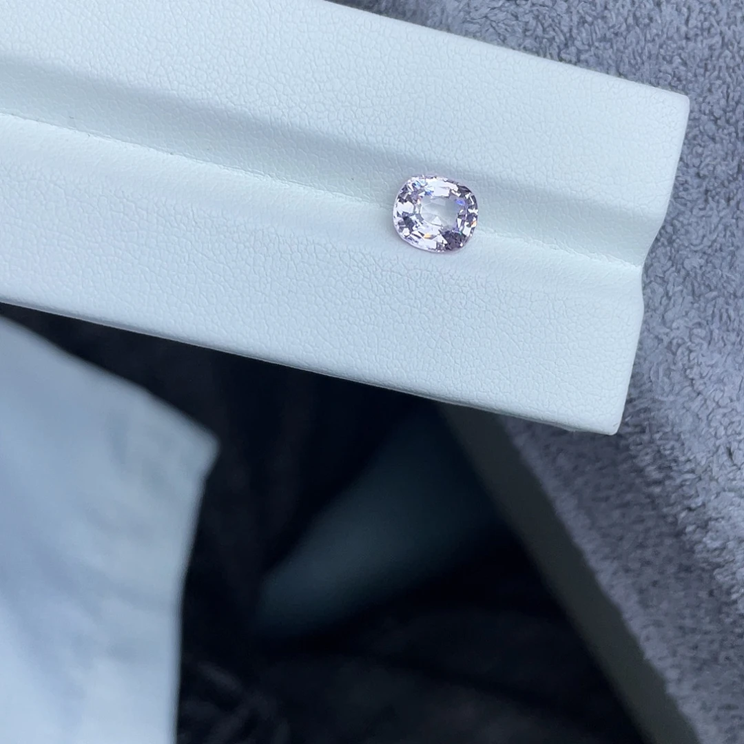 尖晶石裸石1.72Ct。