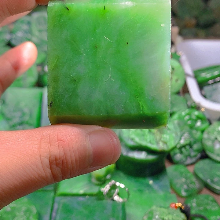 和田玉（碧玉）未镶嵌珠宝奇石