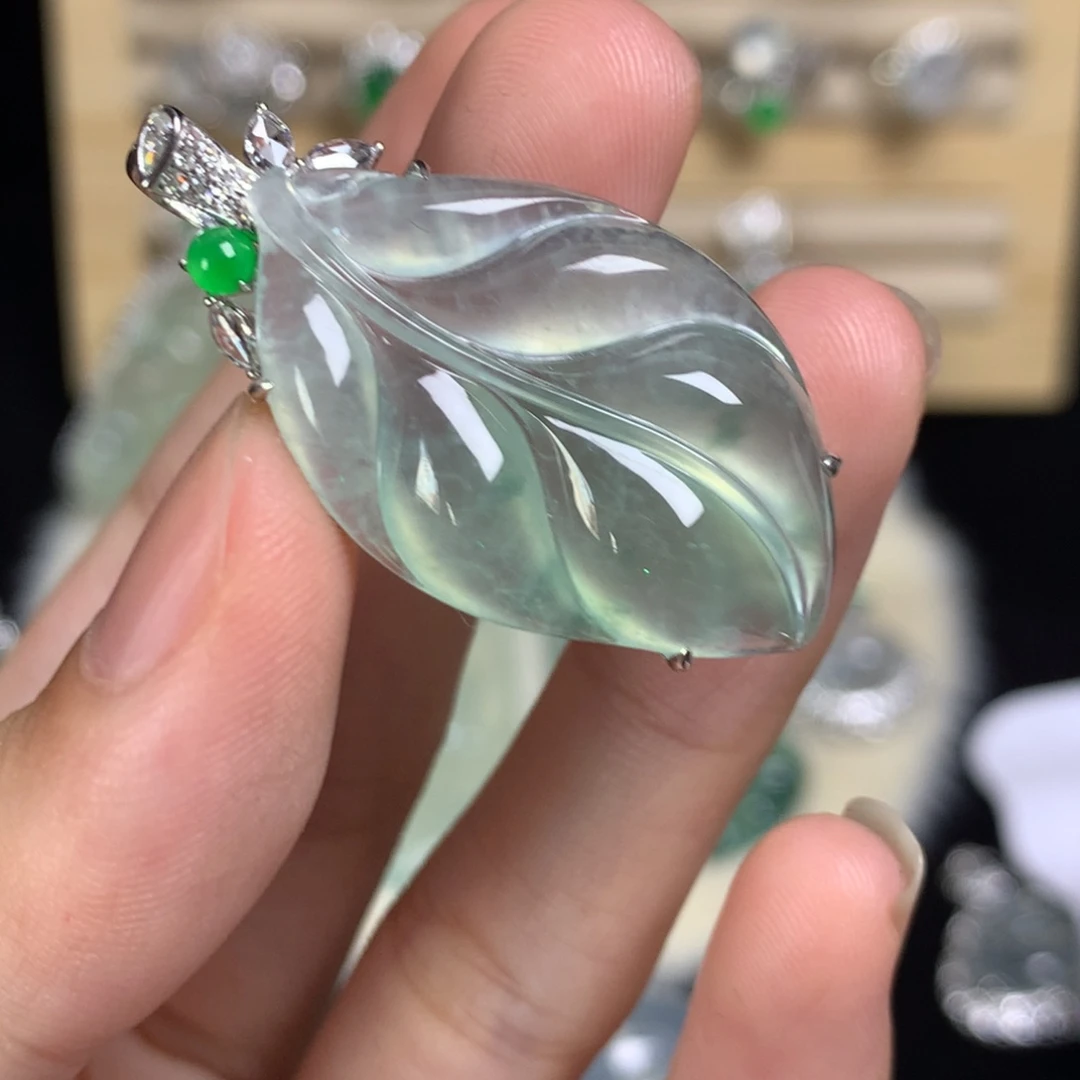 颈饰18K金镶嵌翡翠