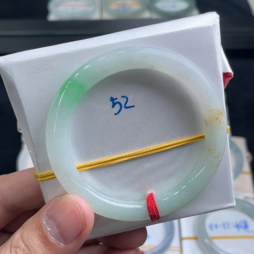 翡翠手镯未镶嵌翡翠手镯