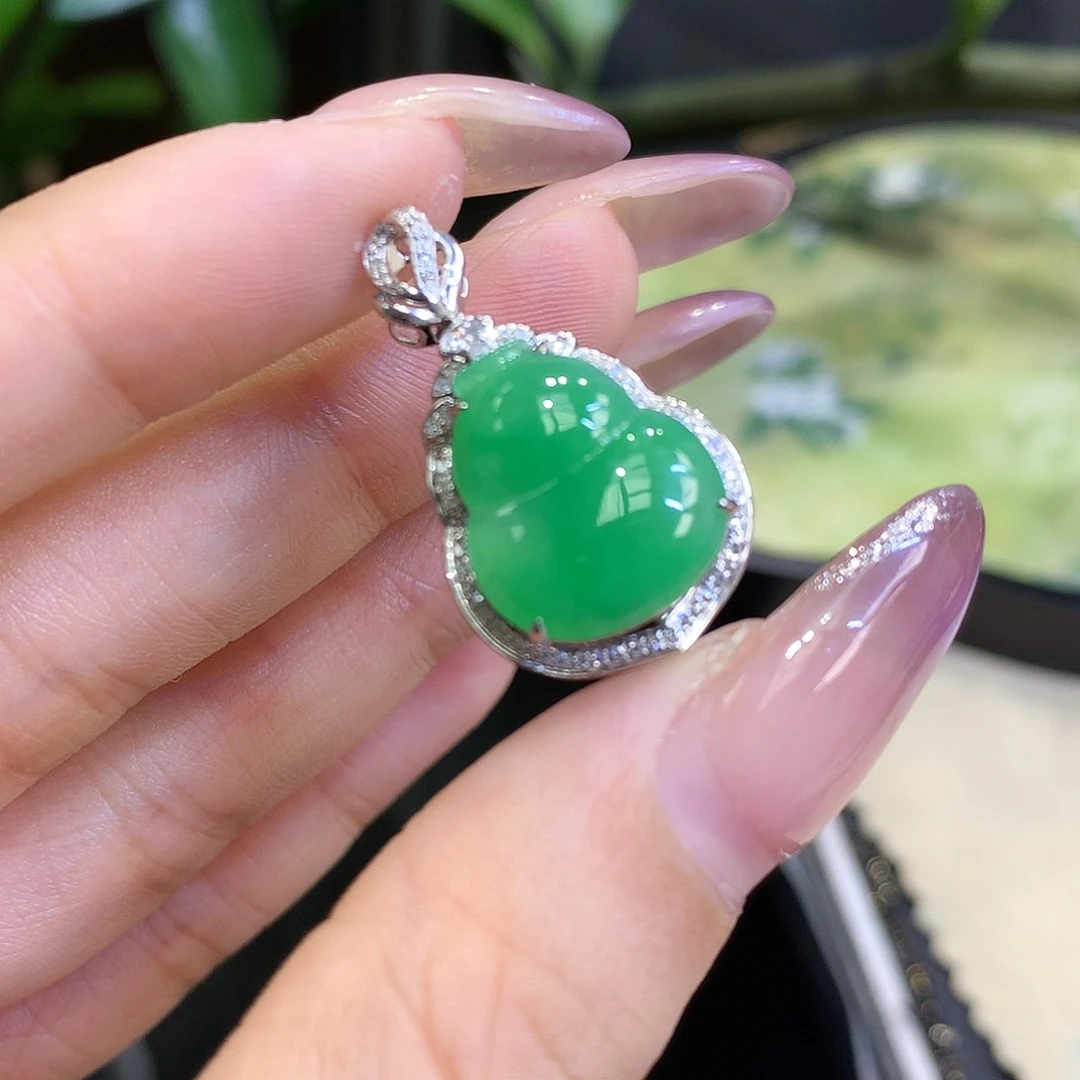 18K金镶嵌挂件翡翠修*士