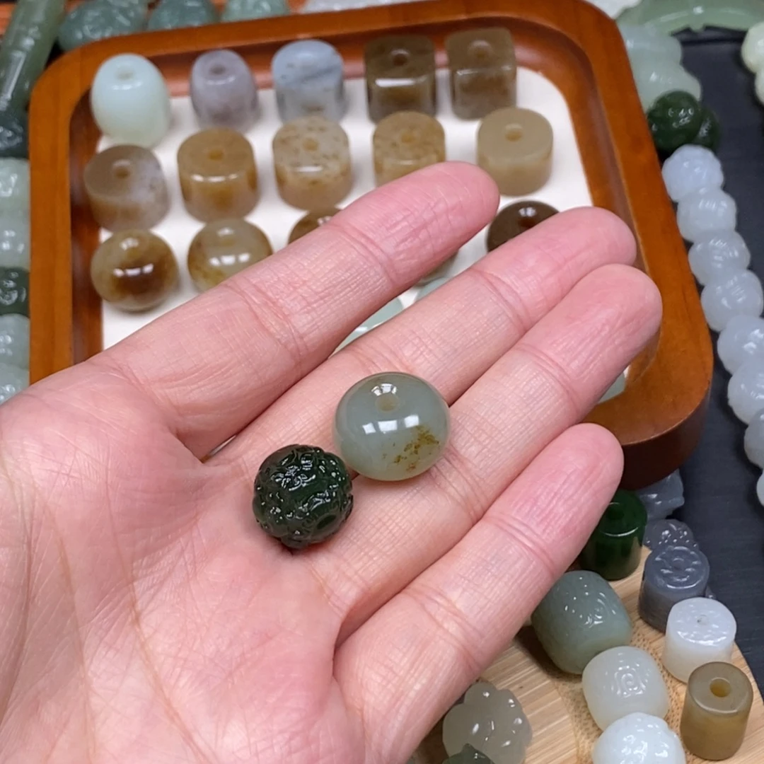 乔****和田玉未镶嵌颈饰