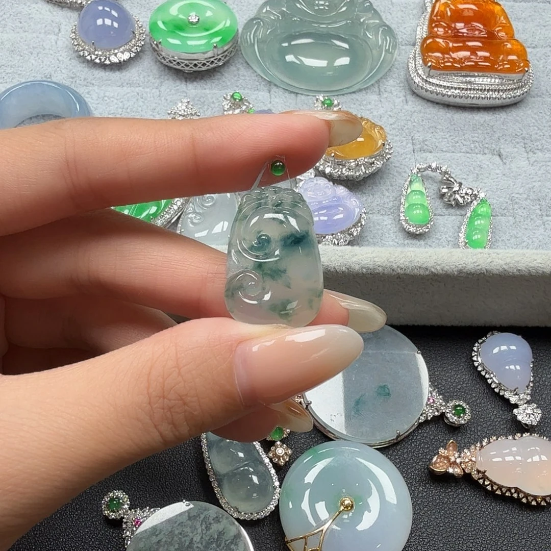 翡翠18K金镶嵌颈饰