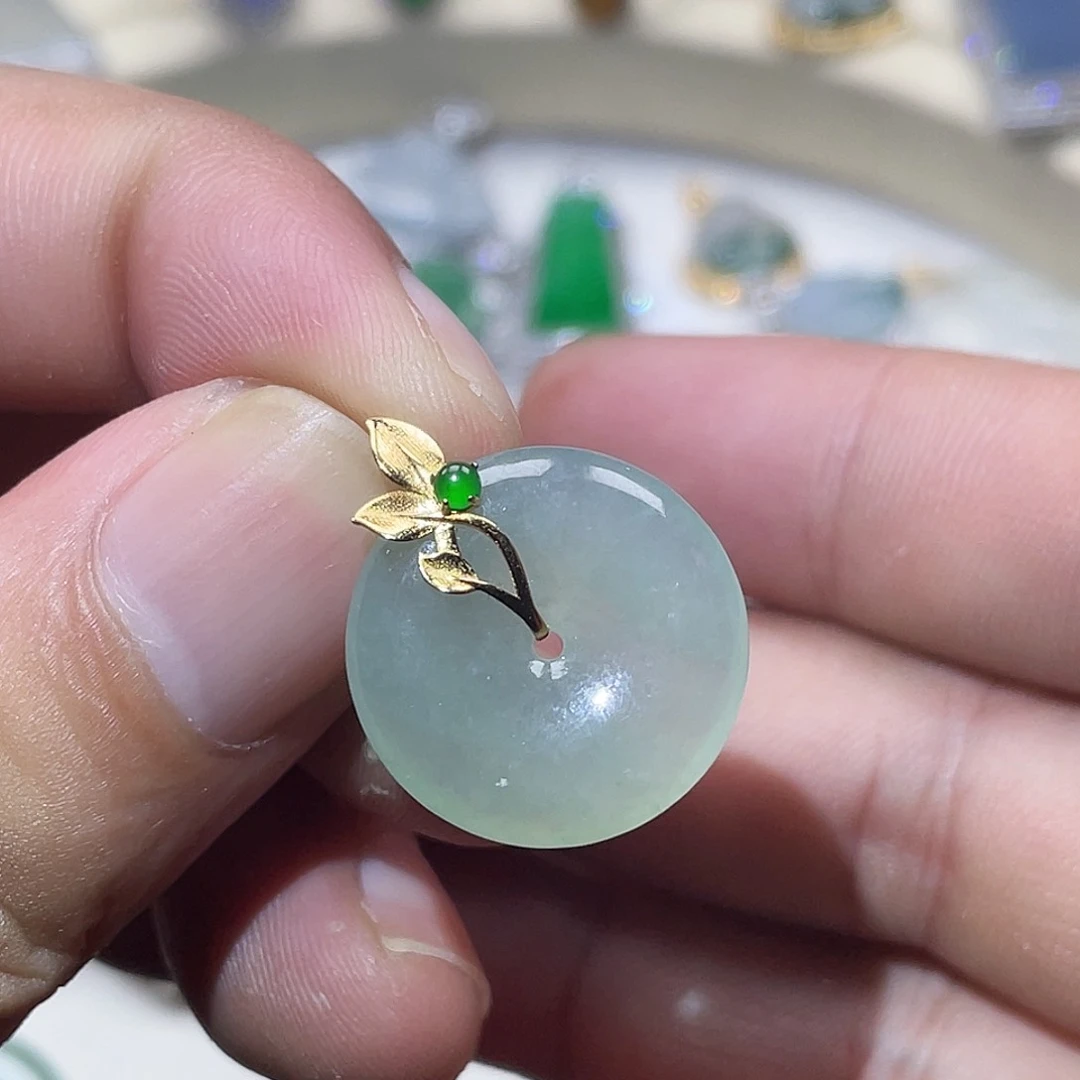 翡翠18K金镶嵌颈饰