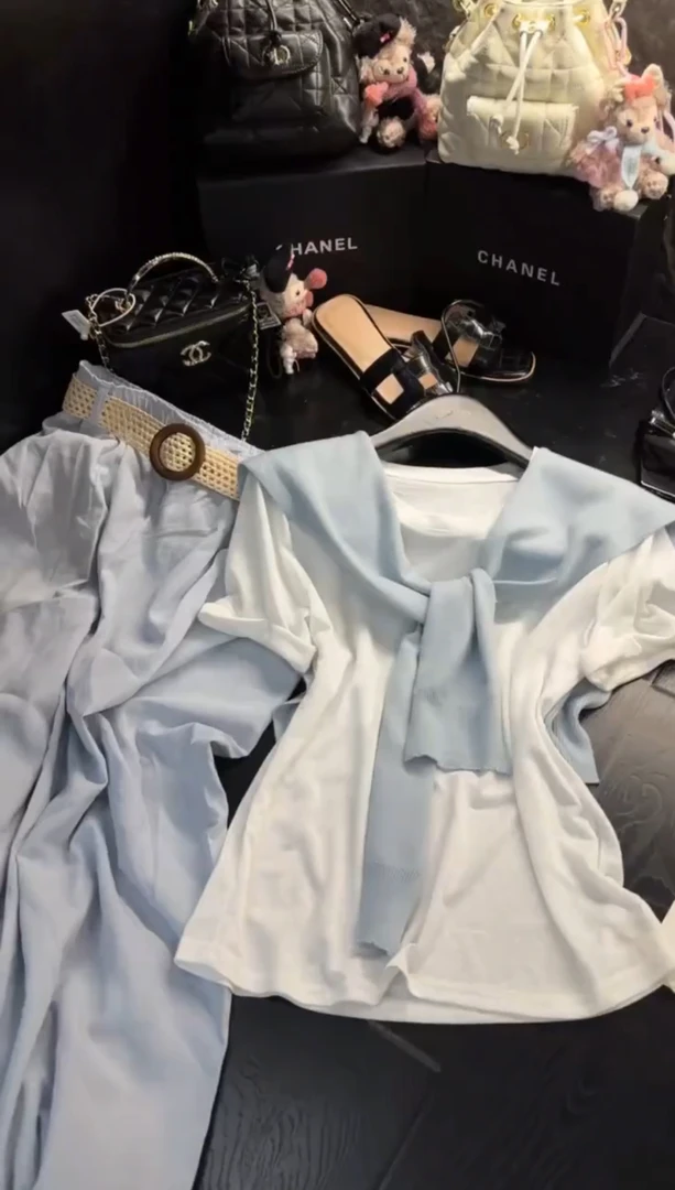 巨好看的蓝色披肩圆领白色短袖T恤2025夏季新款修身上衣休闲裤