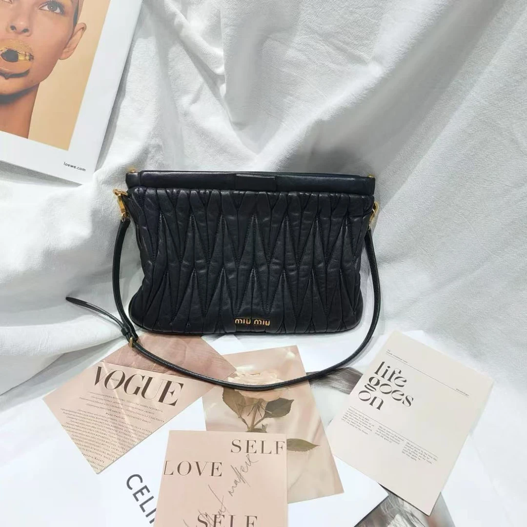 95新 MIU MIU/缪缪 MiuMiu/黑色褶皱单肩包 15271