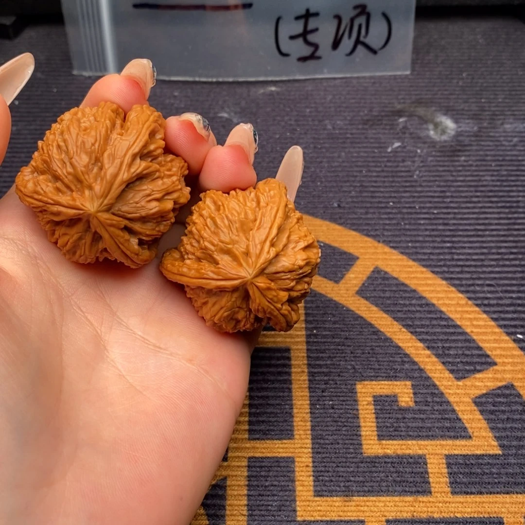 鸿***翔吊坠文玩核桃白狮子