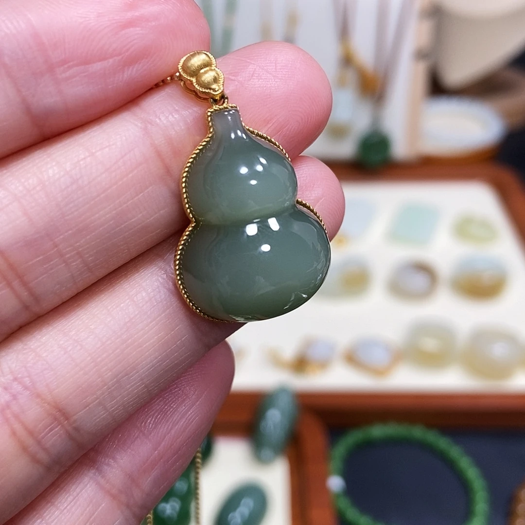 和田玉18K金镶嵌吊坠(赠链)