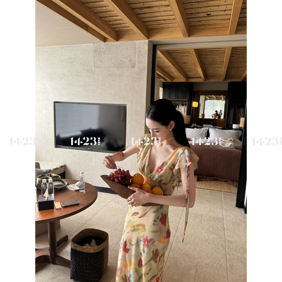 1423【幻彩琦意】复古浪漫印花V领收腰显瘦气质夏季新款连衣服