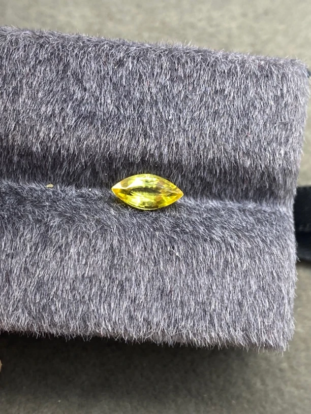 天然金丝雀蓝宝石0.69克拉