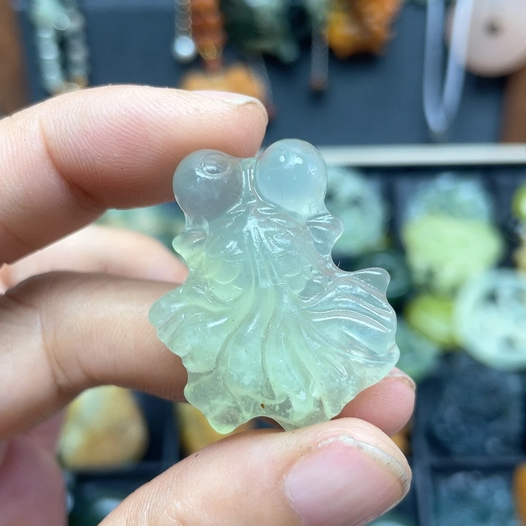晓***悦未镶嵌蛇纹石玉颈饰