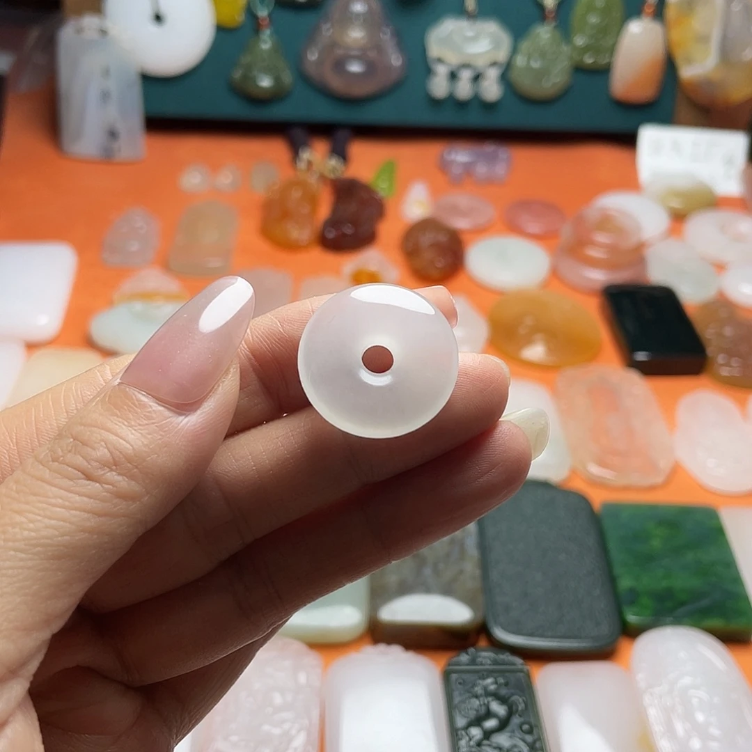 石英质玉（金丝玉）未镶嵌颈饰