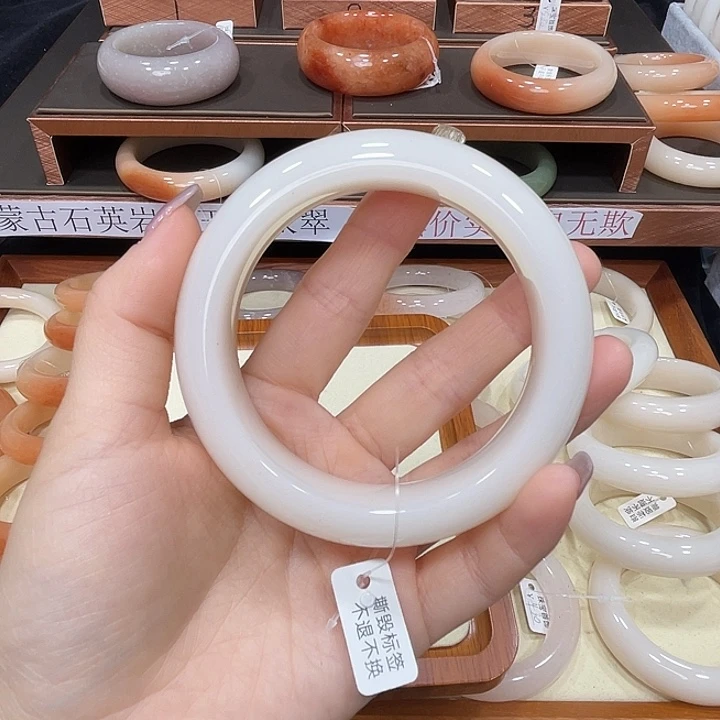 玉***娇石英质玉手镯未镶嵌