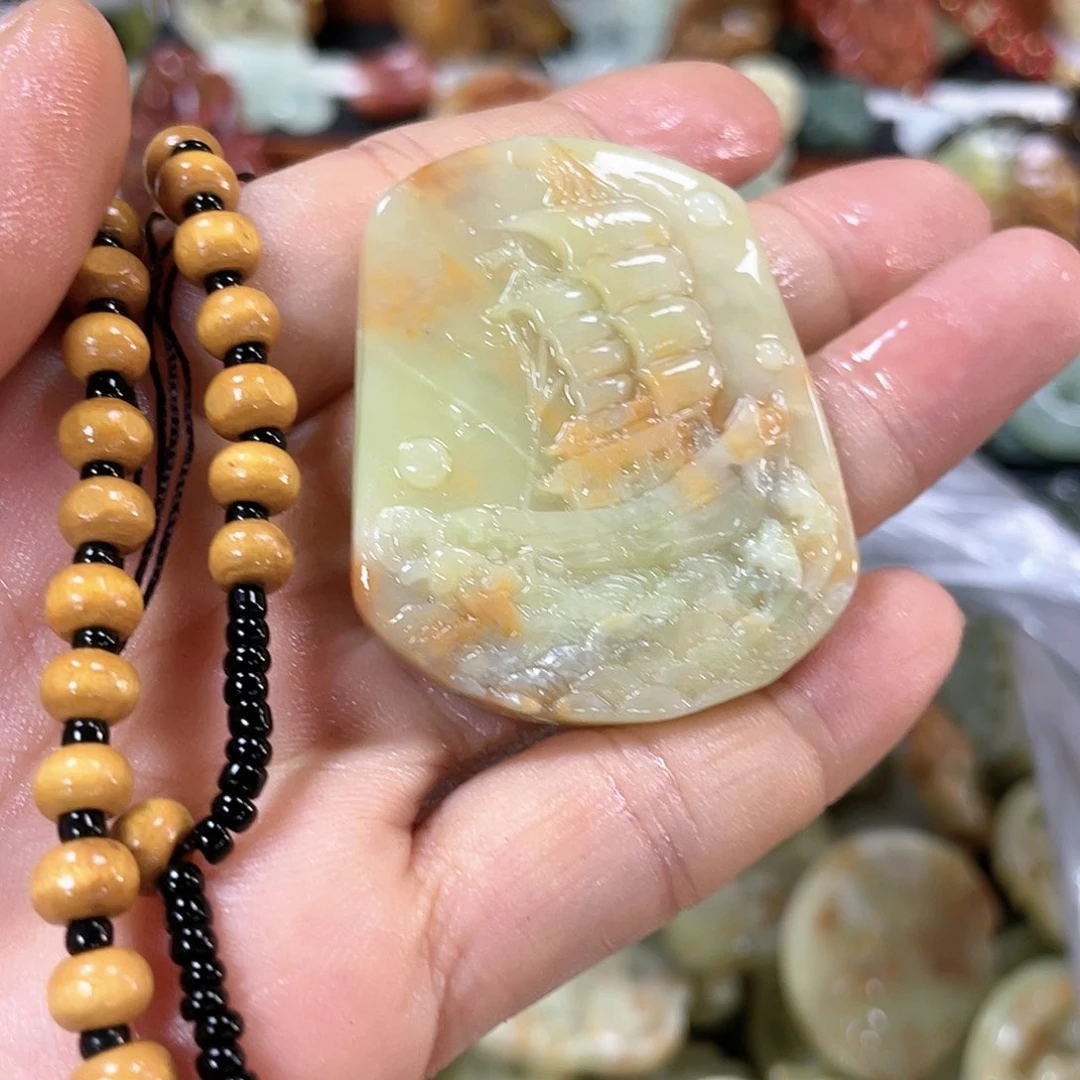 蛇纹石玉颈饰合金