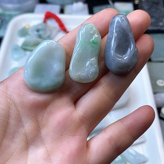 翡翠未镶嵌颈饰東****)翡翠的