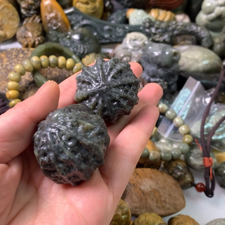 未镶嵌岫岩河磨玉（透闪石质玉）挂件