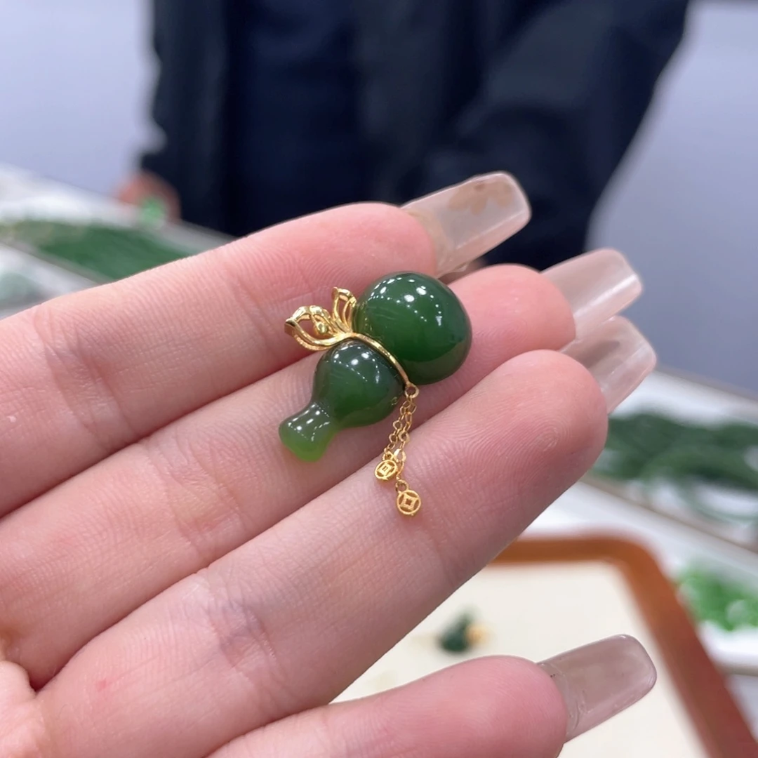 颈饰18K金镶嵌和田玉