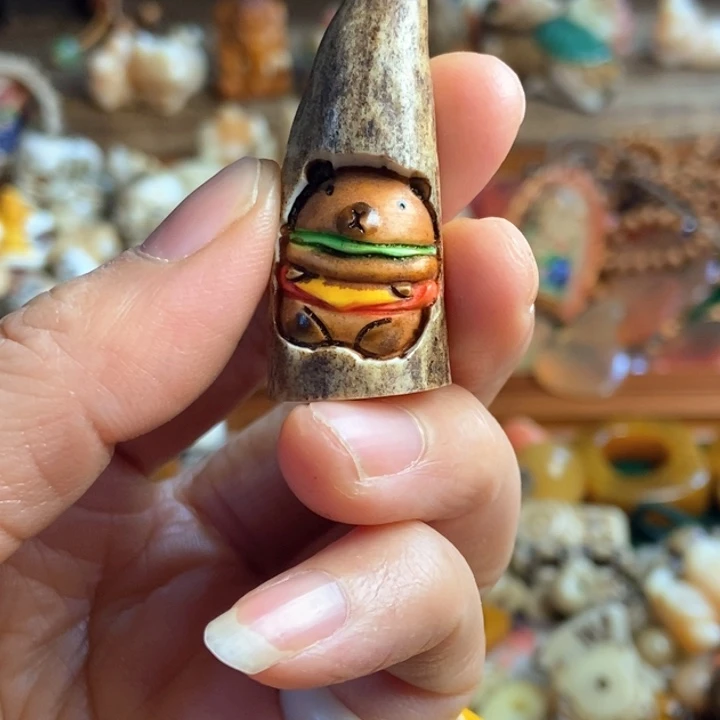 配饰鹿角雕刻小熊