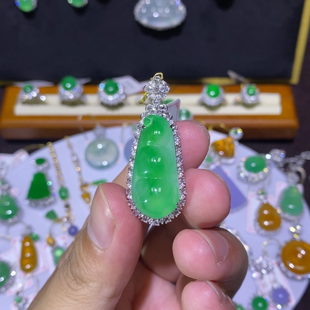 【闪购商品】颈饰18K金镶嵌翡翠