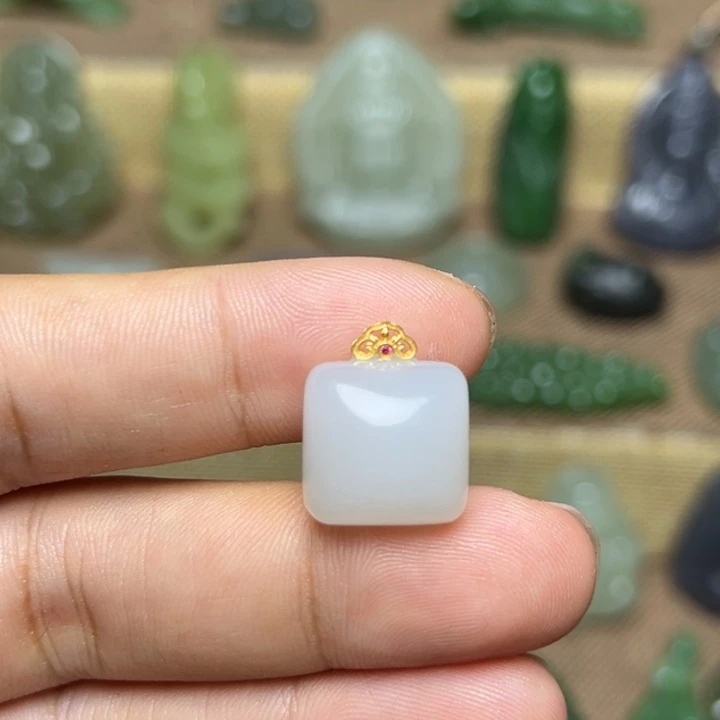 颈饰18K金镶嵌和田玉
