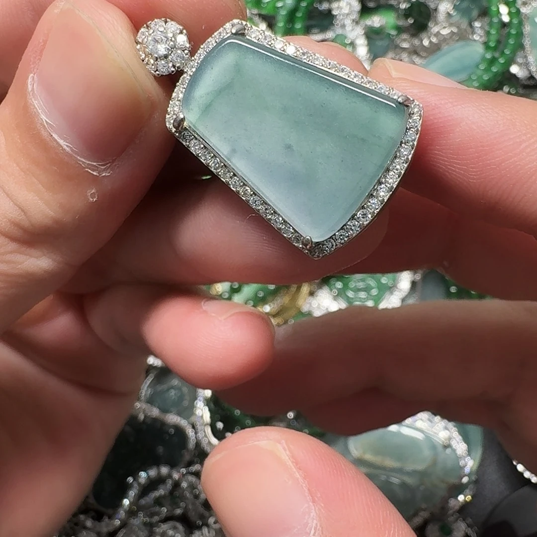 翡翠未镶嵌颈饰天然A货翡翠放漏