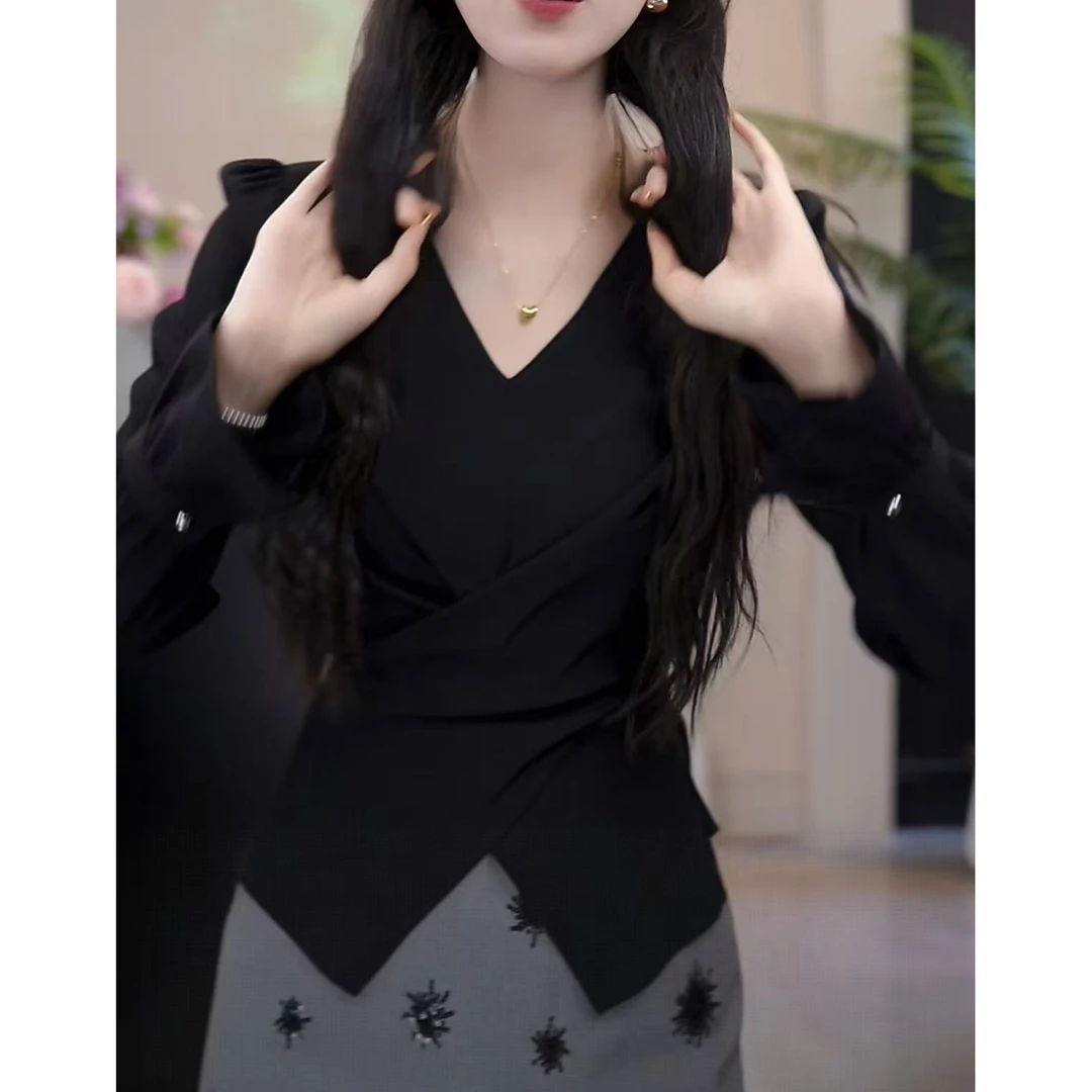【棠枝词意】2025设计感新款长袖洋气衬衫V领纯色显瘦黑色上衣女潮