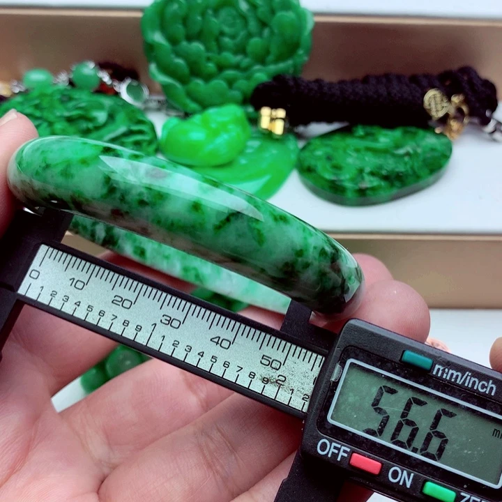 翡翠未镶嵌手镯…．