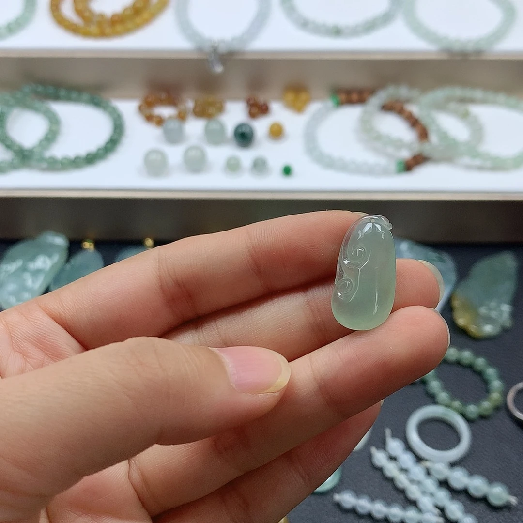 翡翠未镶嵌颈饰如意