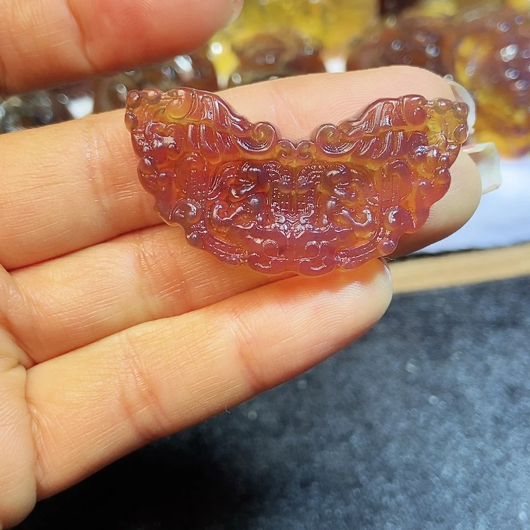 琥珀颈饰未镶嵌仿古牌