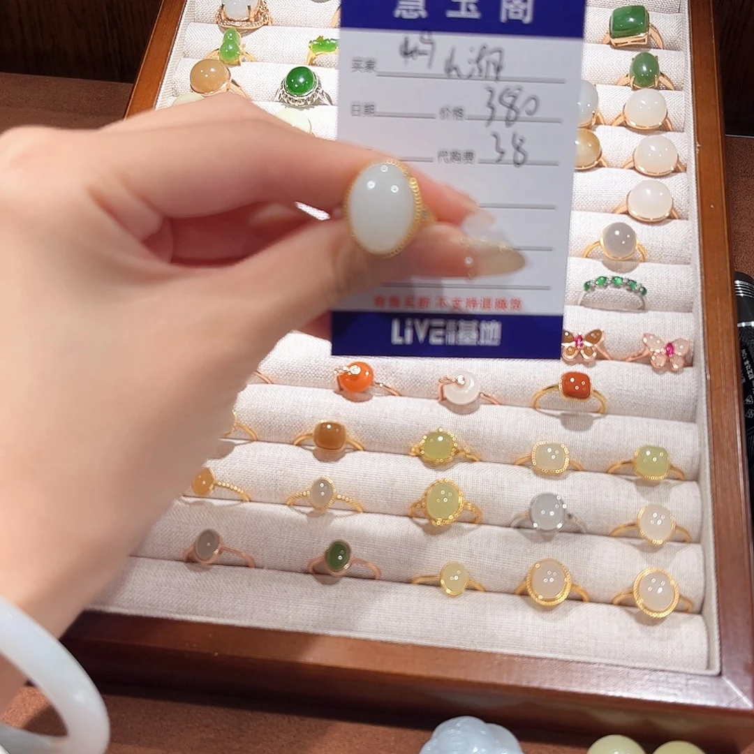 屿****和田玉未镶嵌耳饰