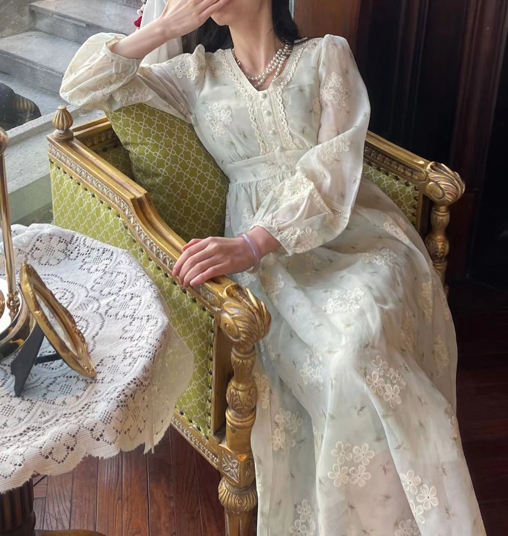 【石潇潇专属】香水百合温柔刺绣气质印花蕾丝边V领长袖连衣裙长裙