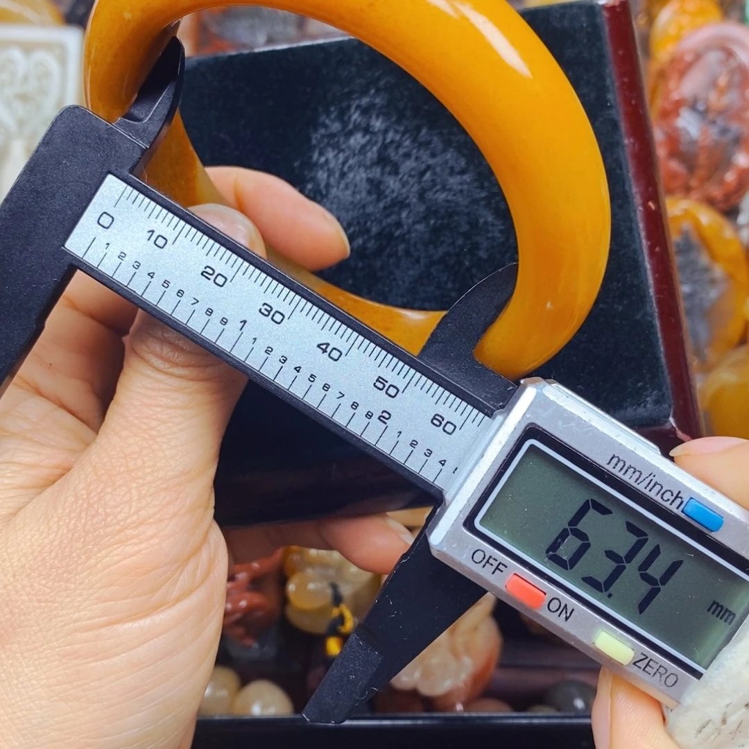 石英质玉（黄龙玉）未镶嵌颈饰