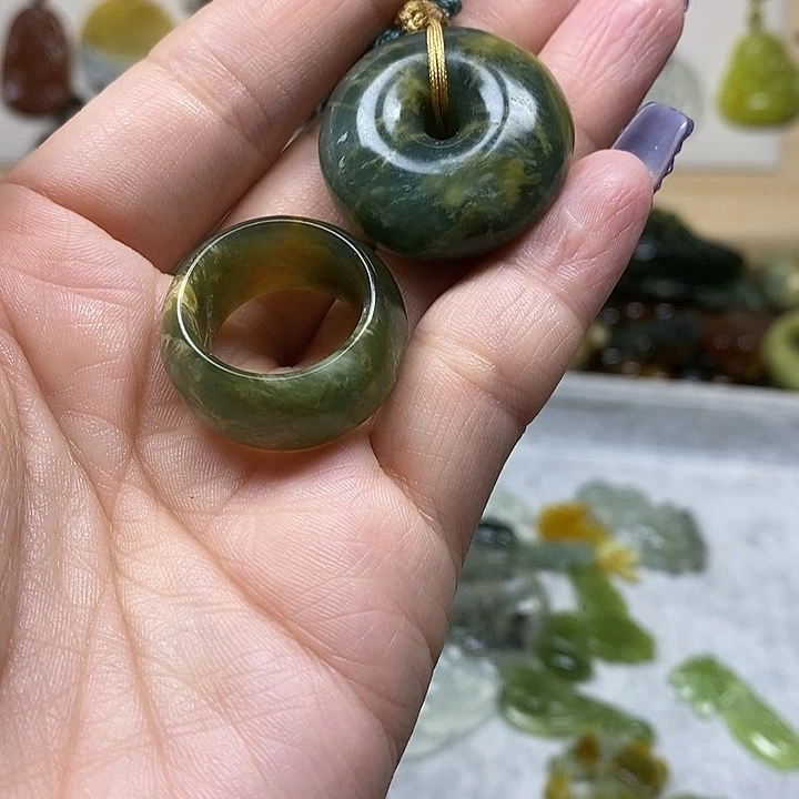 蛇纹石玉吊坠未镶嵌