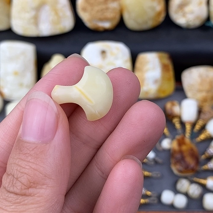 琥珀未镶嵌裸石斧头背云吊坠