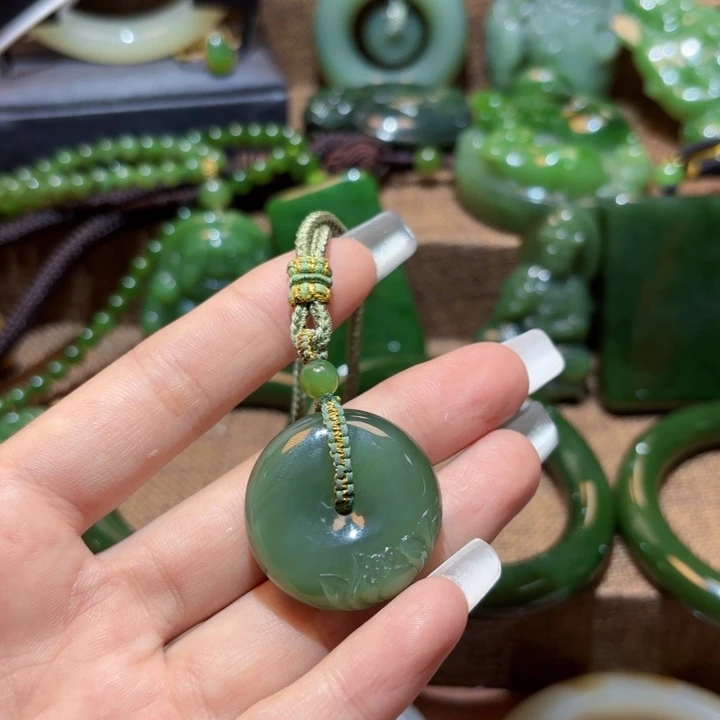 颈饰未镶嵌和田玉（碧玉）