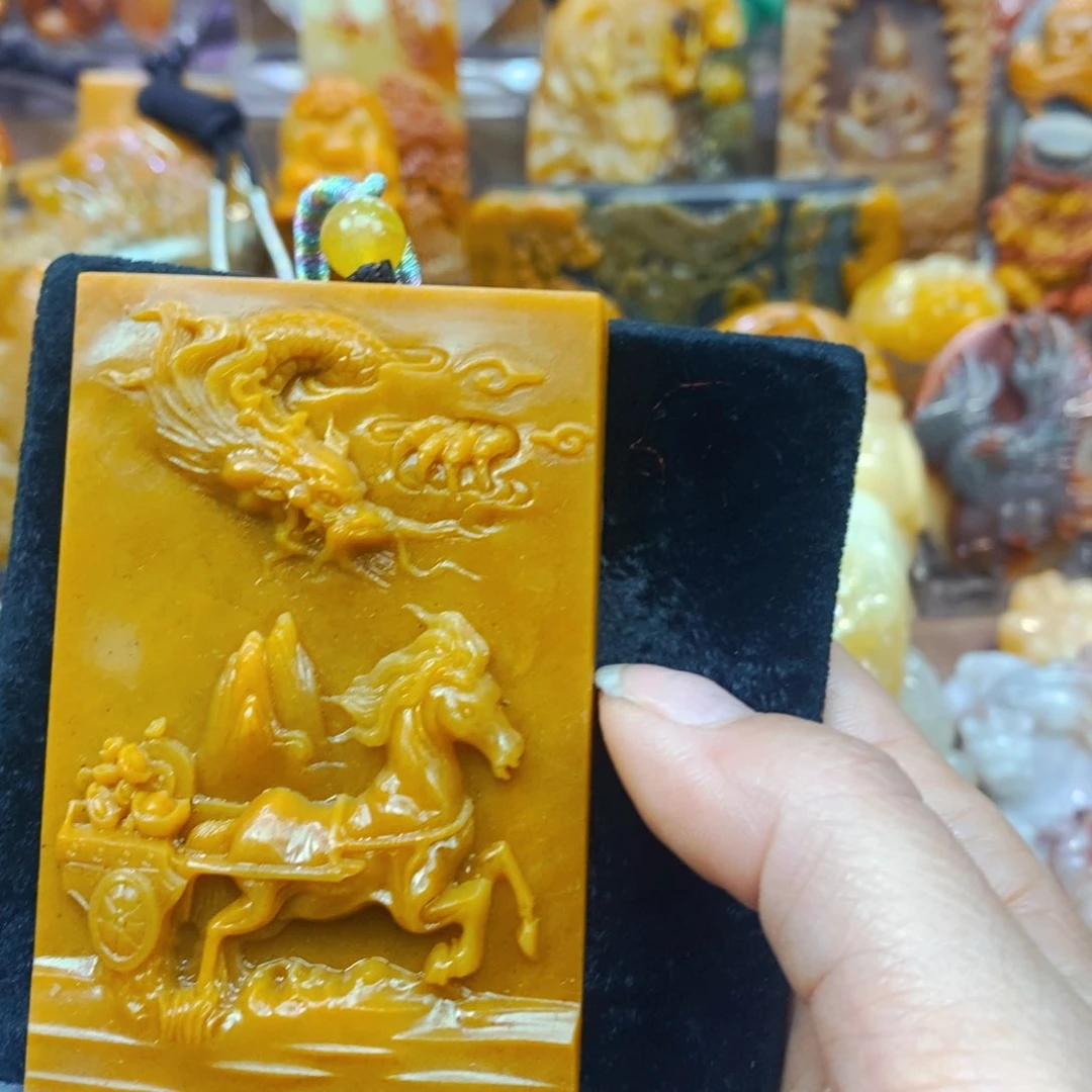 未镶嵌石英质玉（黄龙玉）颈饰