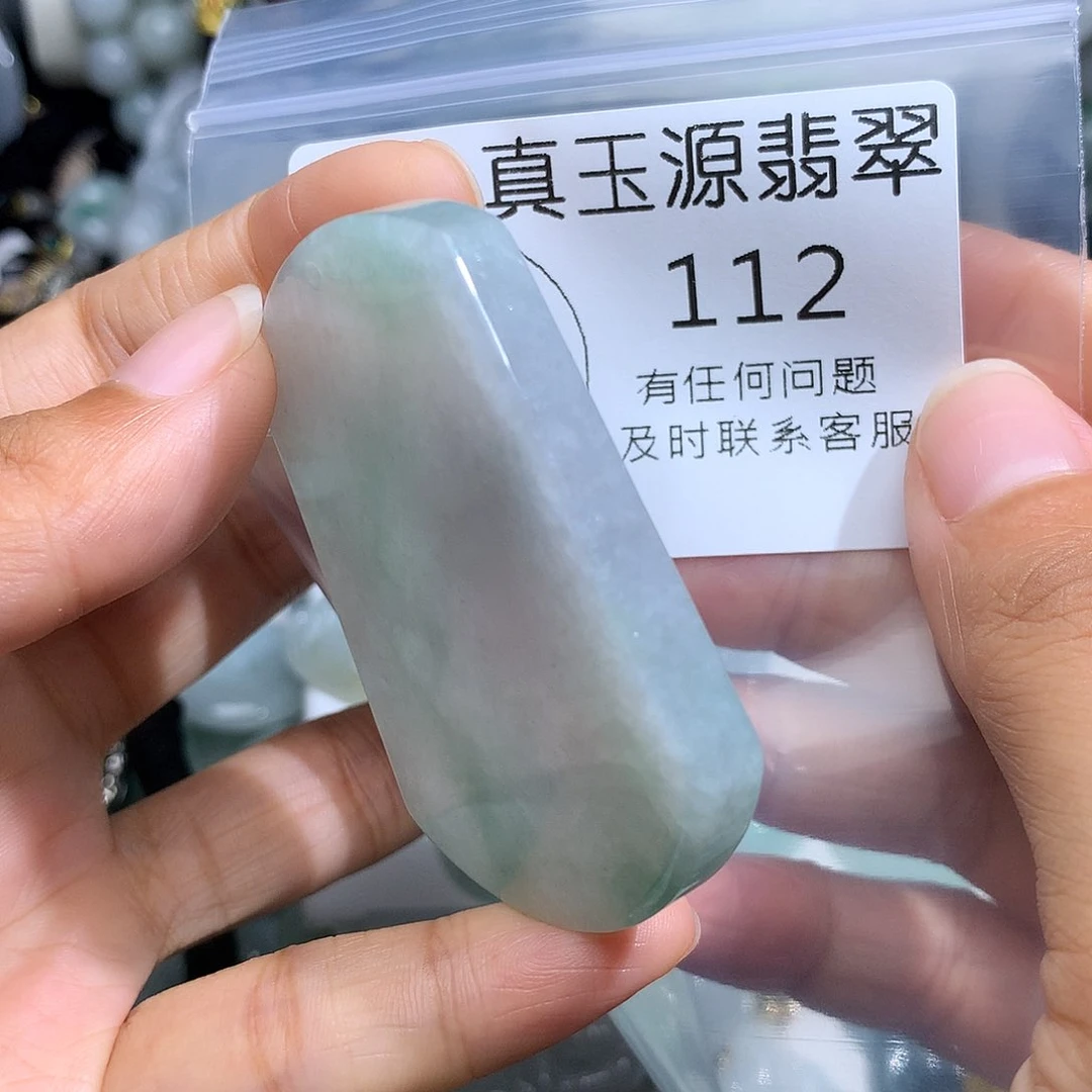 翡翠未镶嵌颈饰112。