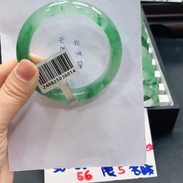 听***生石英质玉（非洲翠）未镶嵌手镯