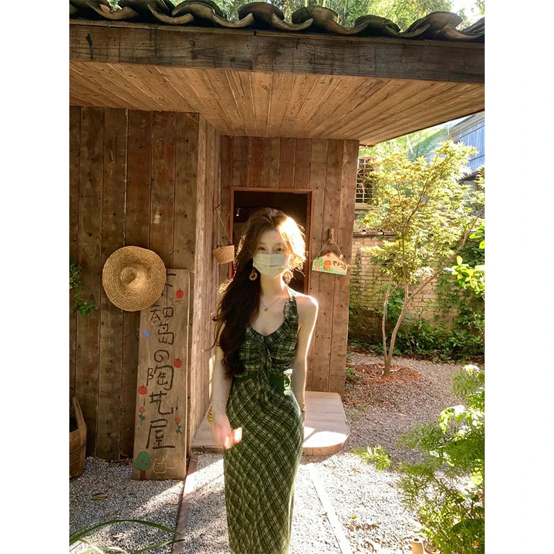 轻奢不撞款气质挂脖无袖连衣裙女夏季新款高级感长裙收腰显瘦裙子