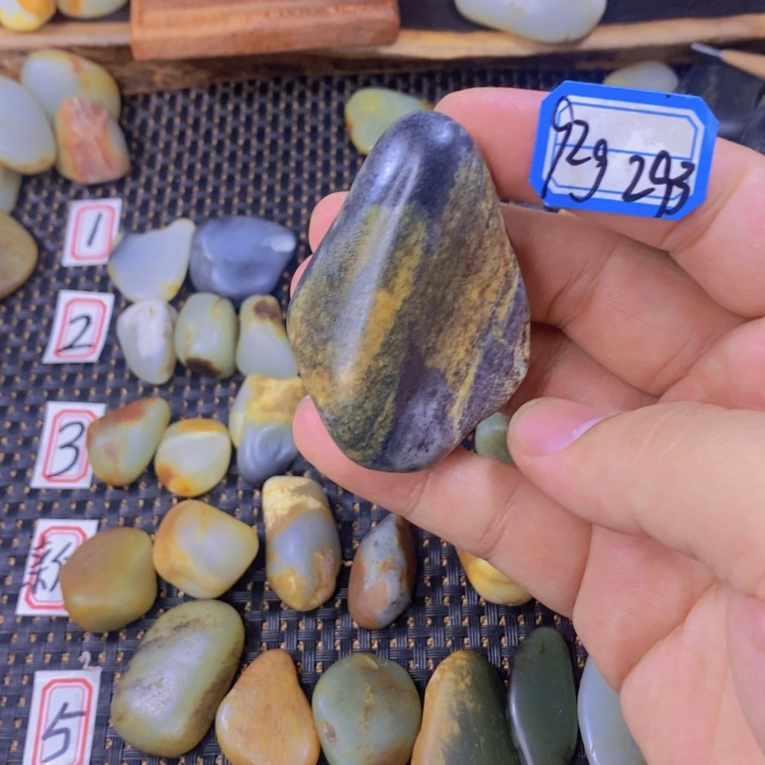 颈饰未镶嵌和田玉（糖玉）
