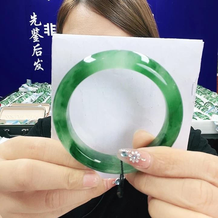 未镶嵌手镯石英质玉（非洲翠）