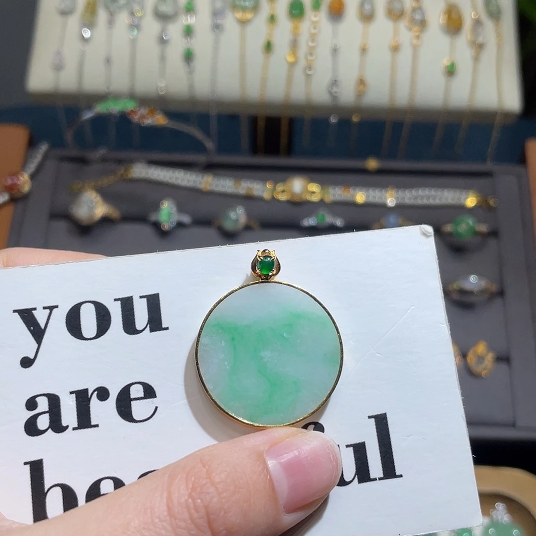 翡翠颈饰18K金镶嵌飘阳绿无事牌