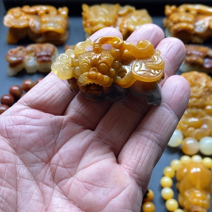 石英质玉（黄龙玉）未镶嵌颈饰