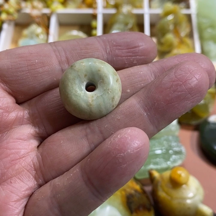 蛇纹石玉颈饰未镶嵌