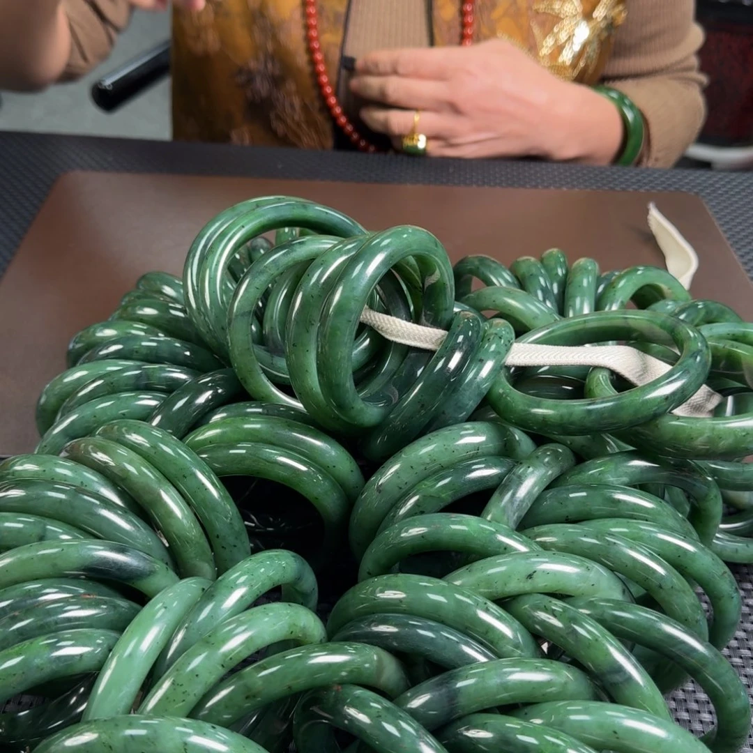 和田玉（碧玉）未镶嵌手镯发其一