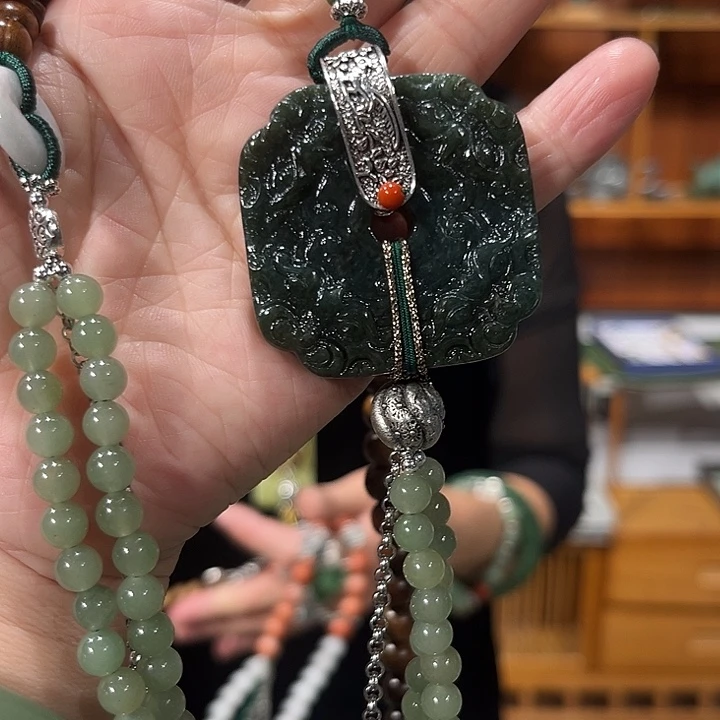 颈饰9K金镶嵌和田玉（糖玉）