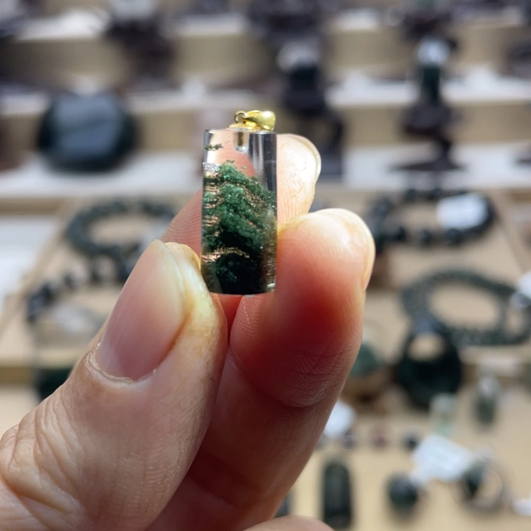 18K金镶嵌水晶颈饰绿幽灵千层金字塔